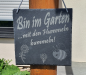 Preview: Handgefertigte Schiefertafel von mARTinWood mit Gartenspruch über Hummeln und Gartenliebe