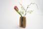Preview: „Moderne Stabvase aus massivem Eichenholz von m-art-in-wood, fein geschliffen und geölt, mit Blumendekoration.“
