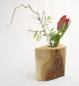 Preview: Handgefertigte Vase aus Ahornholz mit großflächig sichtbarer Baumrinde unter kristallklarem Epoxidharz, bestückt mit einer eleganten weißen Rose