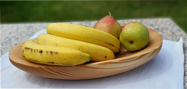 Preview: Handgefertigte Schale aus Lärchenholz mit Obst auf einem Tisch