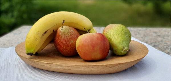 Handgefertigte Eichenholz-Schale von mARTinWood mit frischem Obst