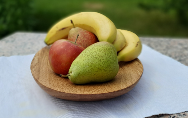 Preview: Handgefertigte Eichenholz-Schale von mARTinWood mit frischem Obst