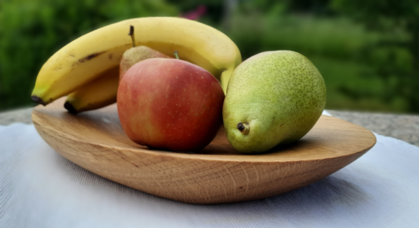 Preview: Handgefertigte Eichenholz-Schale von mARTinWood mit frischem Obst