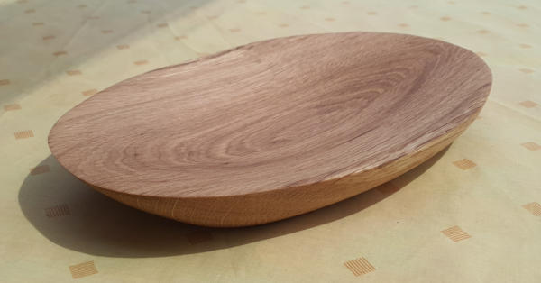 Handgefertigte Eichenholz-Schale von mARTinWood mit frischem Obst
