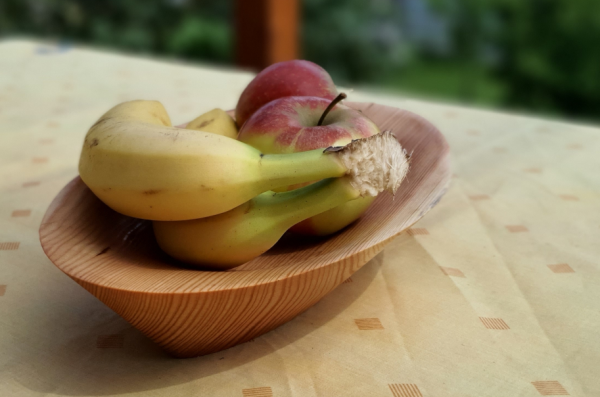 Preview: Handgefertigte Schale aus Lärchenholz von mARTinWood mit frischem Obst