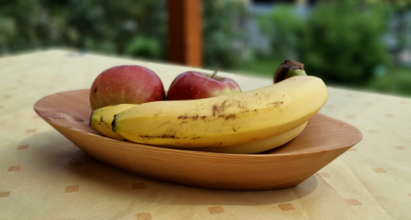 Preview: Handgefertigte Schale aus Lärchenholz von mARTinWood mit frischem Obst