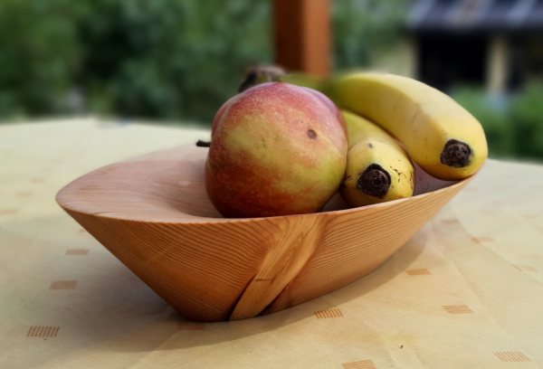 Preview: Handgefertigte Schale aus Lärchenholz von mARTinWood mit frischem Obst