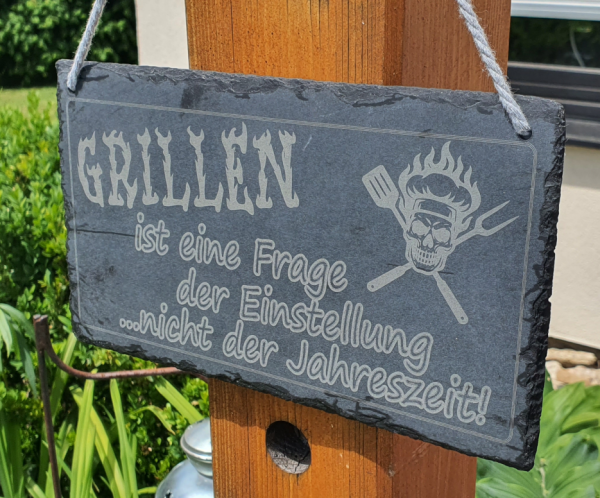 Preview: Handgefertigte Schiefertafel von mARTinWood mit humorvollem Grill-Spruch über Grillen und Jahreszeiten