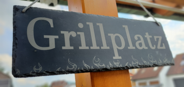 Preview: Handgefertigte Deko-Schiefertafel „Grillplatz“ von mARTinWood