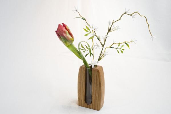 „Moderne Stabvase aus massivem Eichenholz von m-art-in-wood, fein geschliffen und geölt, mit Blumendekoration.“
