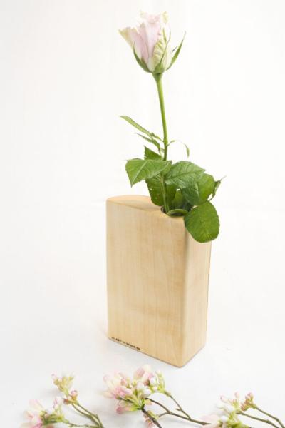 Preview: Handgefertigte Vase aus hellem Ahornholz mit einer unter Epoxidharz konservierten Baumrinde und einer weißen Rose