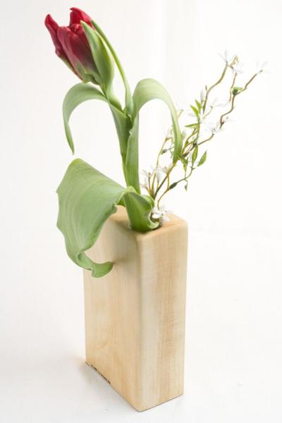 Preview: Handgefertigte Vase aus hellem Ahornholz mit einer unter Epoxidharz konservierten Baumrinde und einer weißen Rose