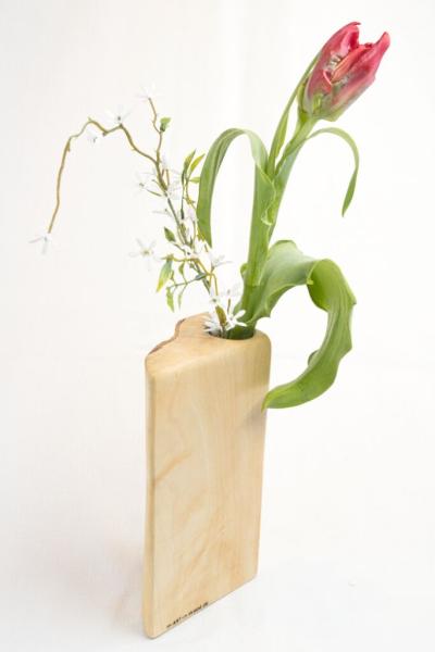 Preview: Handgefertigte Vase aus hellem Ahornholz mit einer unter Epoxidharz konservierten Baumrinde und einer weißen Rose