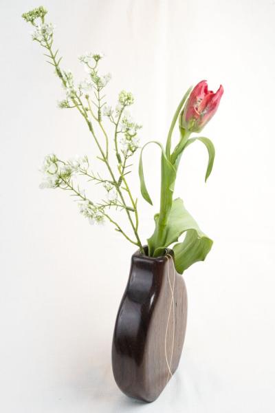 Preview: Handgefertigte Holzvase „Cross cut“ aus dunklem Indian Laurel mit hellen Ahorn-Intarsien und integriertem Glasröhrchen