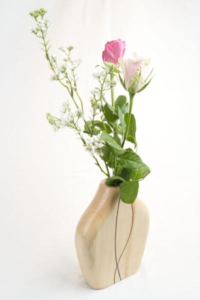 Handgefertigte Ahornholz Vase „Cross cut“ mit dunklen Indian-Laurel-Intarsien und integriertem Glasröhrchen