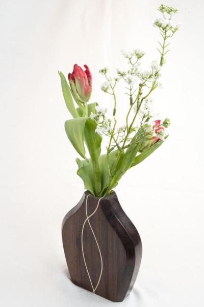 Handgefertigte Holzvase „Cross cut“ aus dunklem Indian Laurel mit hellen Ahorn-Intarsien und integriertem Glasröhrchen