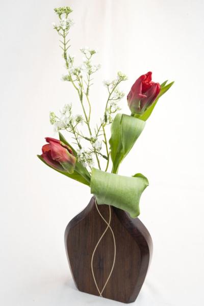 Preview: Handgefertigte Holzvase „Cross cut“ aus dunklem Indian Laurel mit hellen Ahorn-Intarsien und integriertem Glasröhrchen