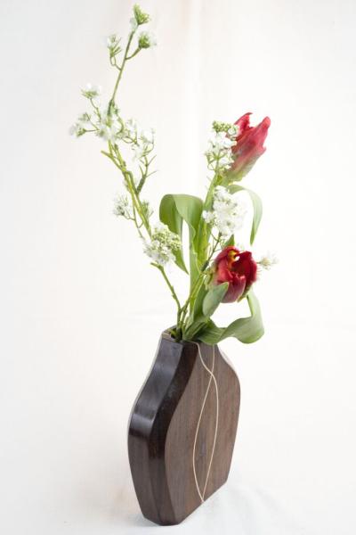 Preview: Handgefertigte Holzvase „Cross cut“ aus dunklem Indian Laurel mit hellen Ahorn-Intarsien und integriertem Glasröhrchen