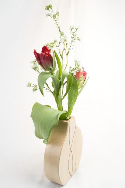 Preview: Handgefertigte Ahornholz Vase „Cross cut“ mit dunklen Indian-Laurel-Intarsien und integriertem Glasröhrchen