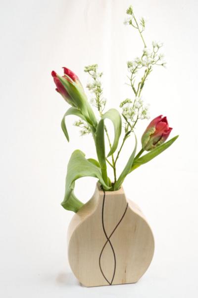 Preview: Handgefertigte Ahornholz Vase „Cross cut“ mit dunklen Indian-Laurel-Intarsien und integriertem Glasröhrchen