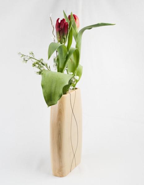 Preview: Moderne Designvase aus hellem Ahornholz mit dunklen Indian-Laurel-Holzintarsien, handgefertigtes Unikat