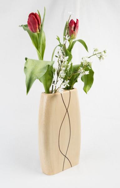 Preview: Moderne Designvase aus hellem Ahornholz mit dunklen Indian-Laurel-Holzintarsien, handgefertigtes Unikat