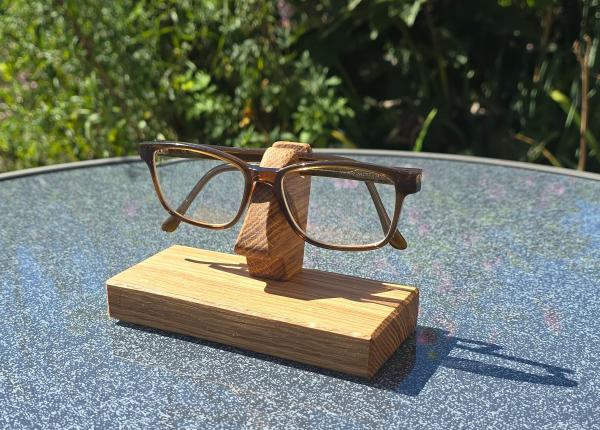 Brillenparkplatz Snub Nose aus Eiche – handgefertigter Brillenhalter aus Holz