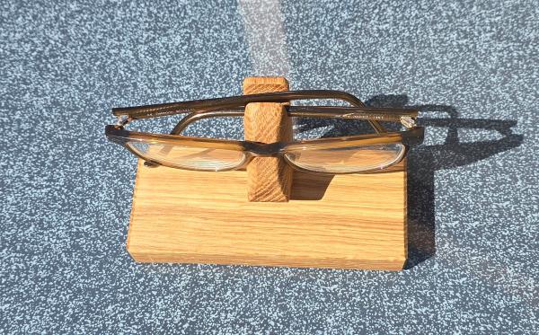 Origineller Brillenständer aus Holz für Nachttisch und Schreibtisch