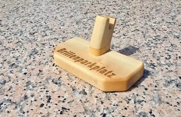 Preview: Brillenparkplatz aus Holz mit persönlichem Namen