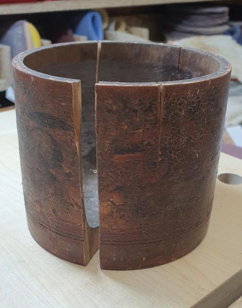 Restaurierung einer historischen Holzdose aus Afrika – Der Zahn der Zeit