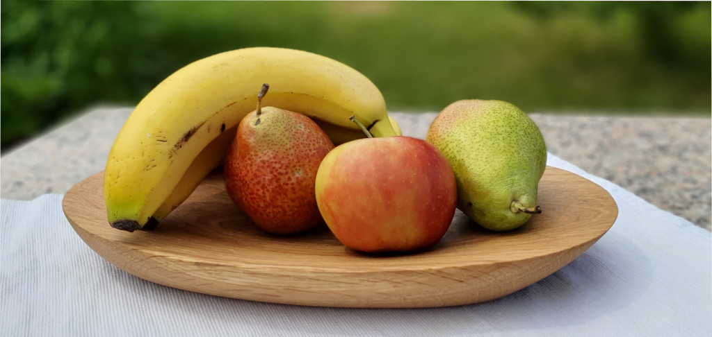 Handgefertigte Eichenholz-Schale von mARTinWood mit frischem Obst