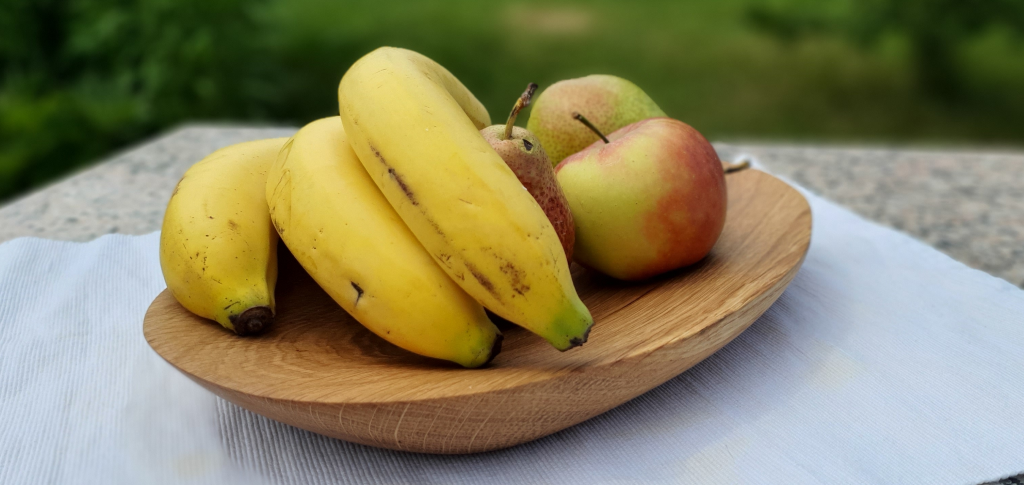 Handgefertigte Eichenholz-Schale von mARTinWood mit frischem Obst