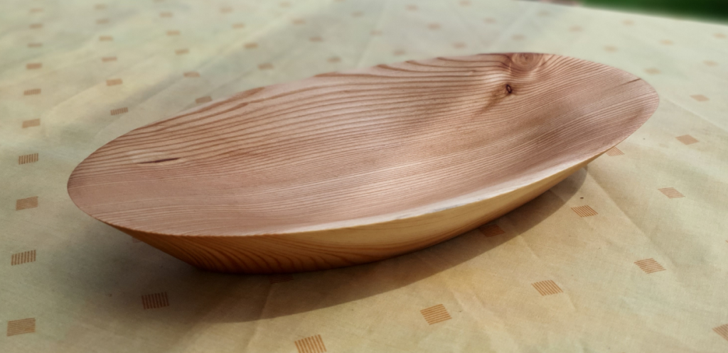 Handgefertigte Schale aus Lärchenholz von mARTinWood mit frischem Obst