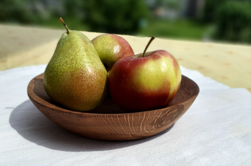 Handgefertigte Eichenholz-Schale von mARTinWood mit frischem Obst