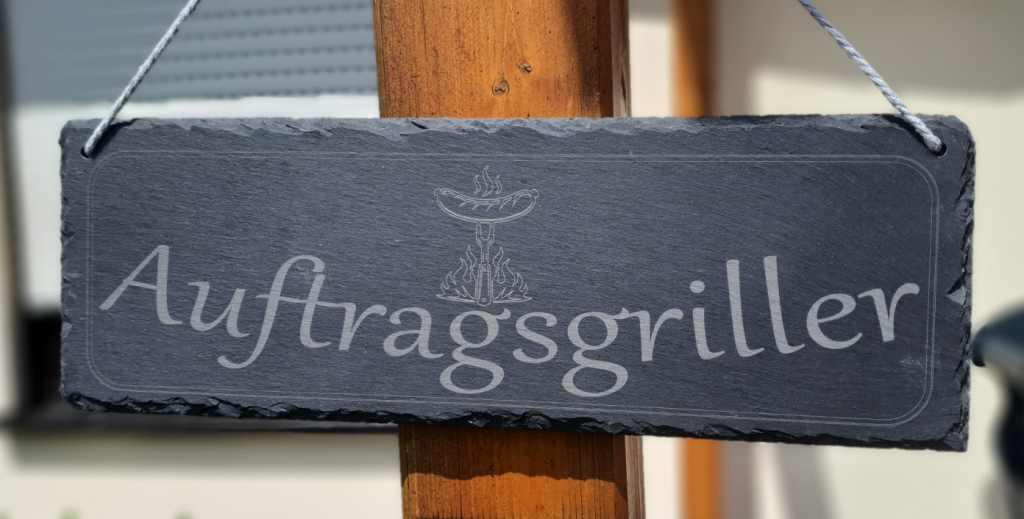 Handgefertigte Schiefertafel von mARTinWood mit dem Schriftzug „Auftragsgriller.“