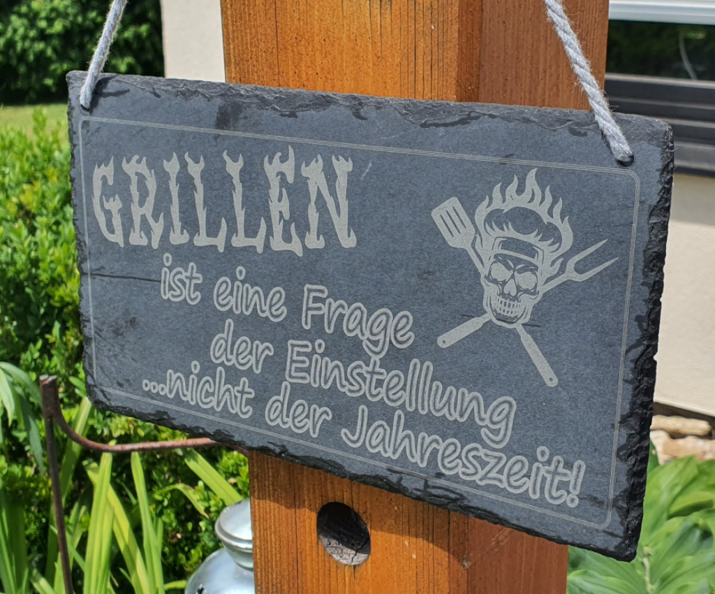 Handgefertigte Schiefertafel von mARTinWood mit humorvollem Grill-Spruch über Grillen und Jahreszeiten