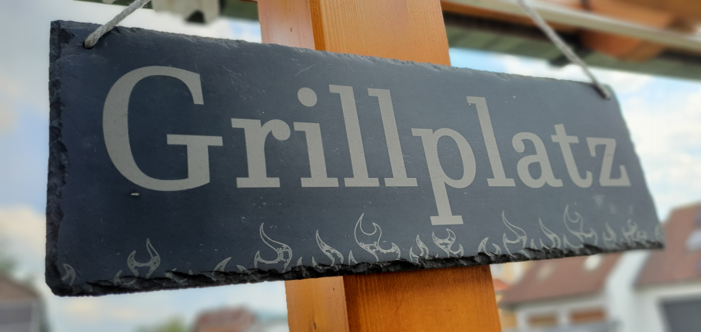 Handgefertigte Deko-Schiefertafel „Grillplatz“ von mARTinWood
