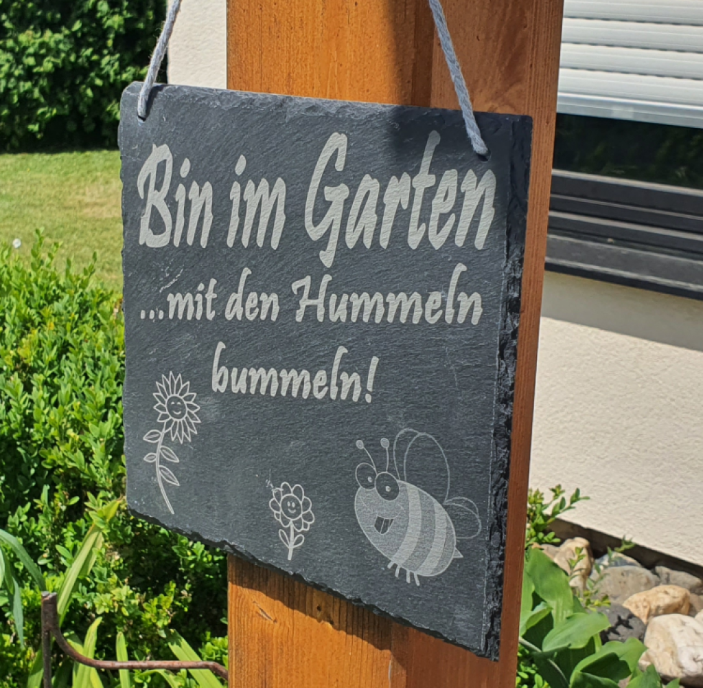 Handgefertigte Schiefertafel von mARTinWood mit Gartenspruch über Hummeln und Gartenliebe
