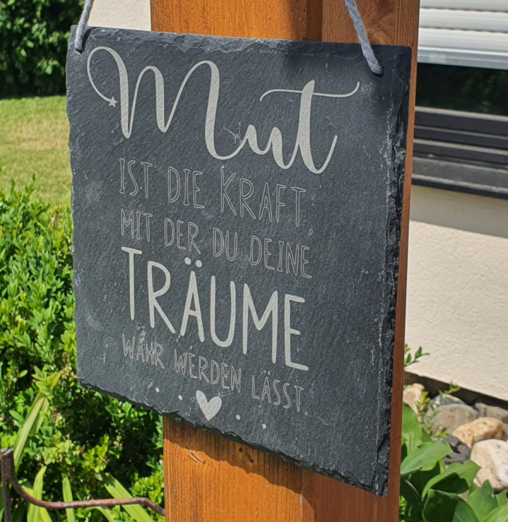 Handgefertigte Schiefertafel von mARTinWood mit inspirierendem Spruch über Mut und Träume