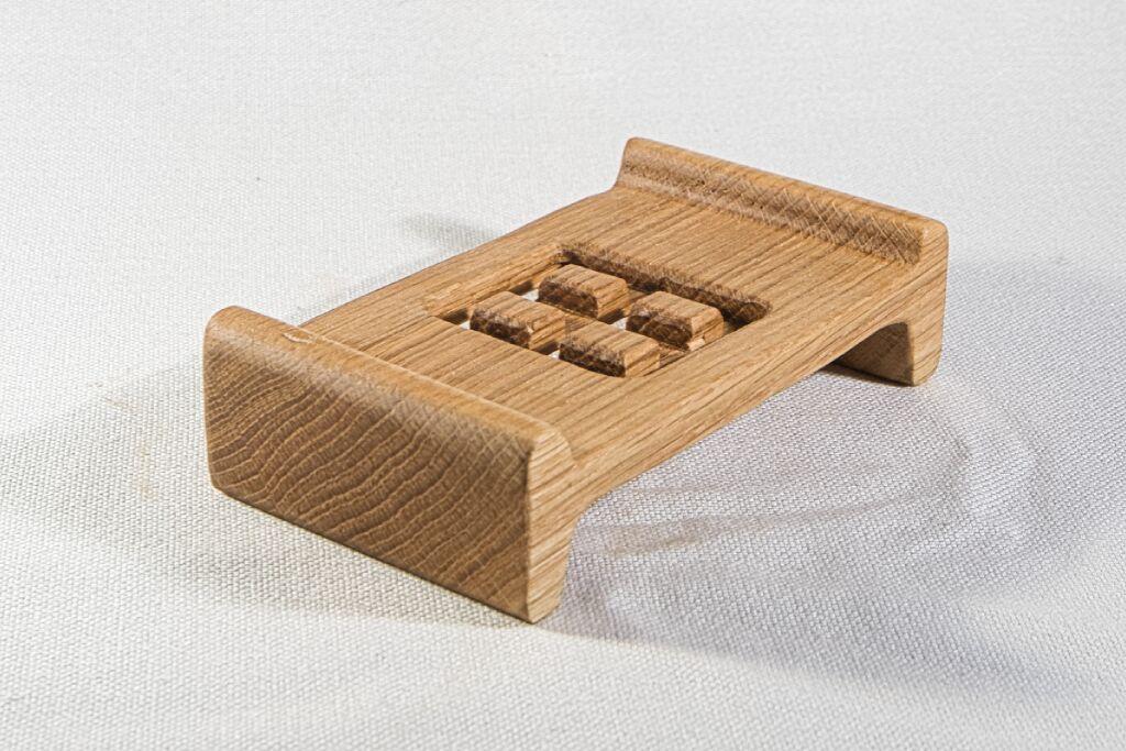 „Handgefertigte Seifenschale aus Eichenholz, fein geschliffen und geölt“