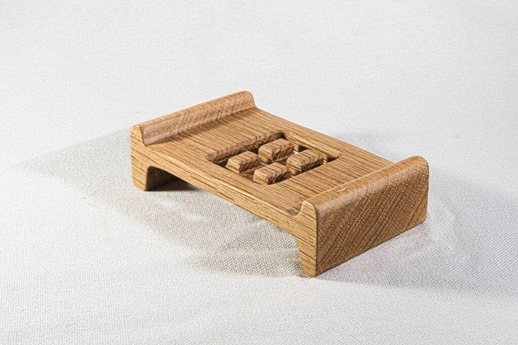 „Handgefertigte Seifenschale aus Eichenholz, fein geschliffen und geölt“