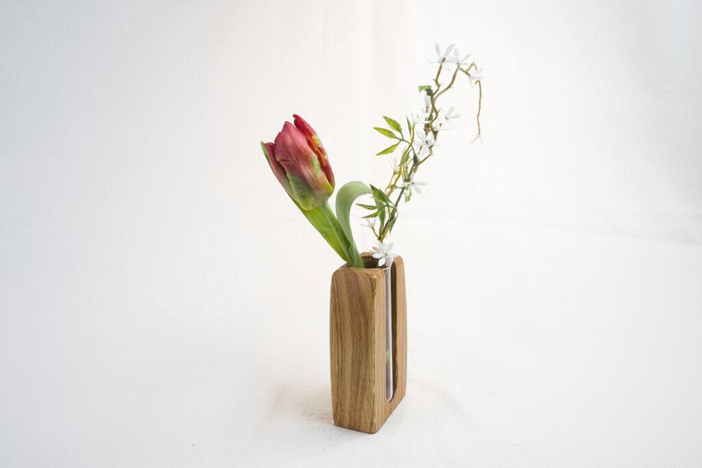 „Moderne Stabvase aus massivem Eichenholz von m-art-in-wood, fein geschliffen und geölt, mit Blumendekoration.“