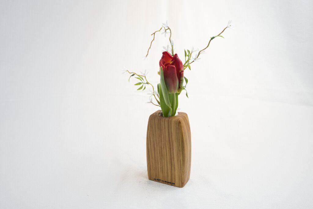 „Moderne Stabvase aus massivem Eichenholz von m-art-in-wood, fein geschliffen und geölt, mit Blumendekoration.“