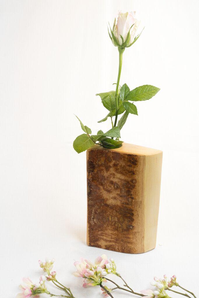 Handgefertigte Vase aus hellem Ahornholz mit einer unter Epoxidharz konservierten Baumrinde und einer weißen Rose