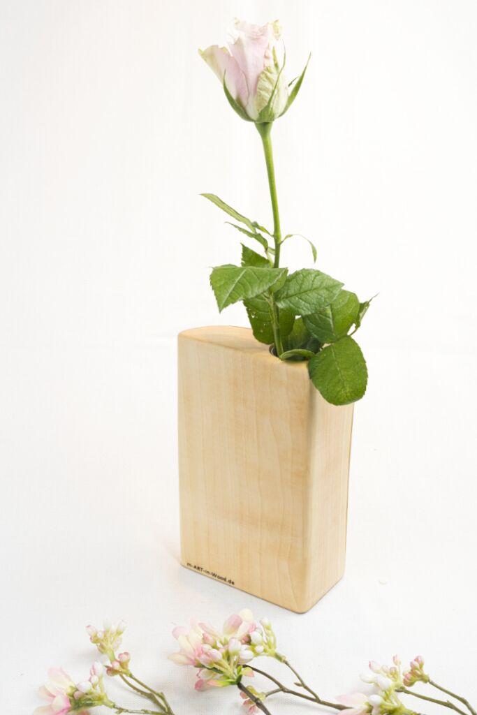 Handgefertigte Vase aus hellem Ahornholz mit einer unter Epoxidharz konservierten Baumrinde und einer weißen Rose