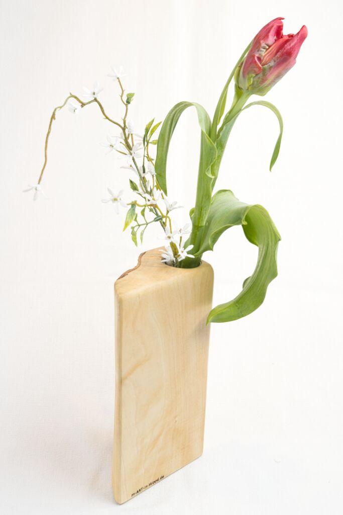 Handgefertigte Vase aus hellem Ahornholz mit einer unter Epoxidharz konservierten Baumrinde und einer weißen Rose