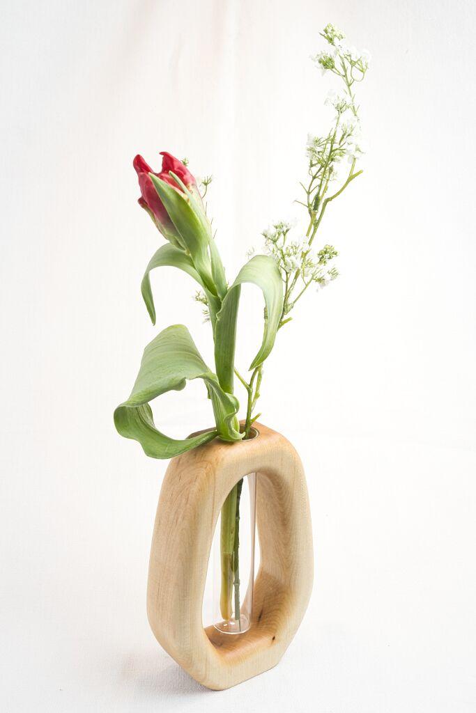 Handgefertigte Ahornholz Vase „Torghettan stor“ mit Glasröhrchen in organischer Form, moderne Wohnraumdeko