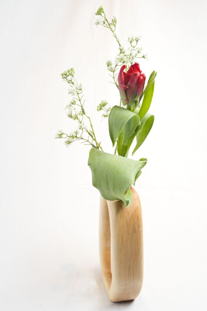 Handgefertigte Ahornholz Vase „Torghettan stor“ mit Glasröhrchen in organischer Form, moderne Wohnraumdeko