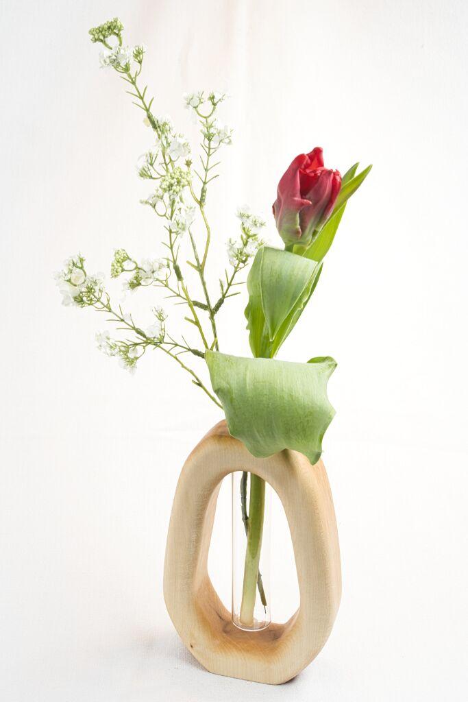 Handgefertigte Ahornholz Vase „Torghettan stor“ mit Glasröhrchen in organischer Form, moderne Wohnraumdeko