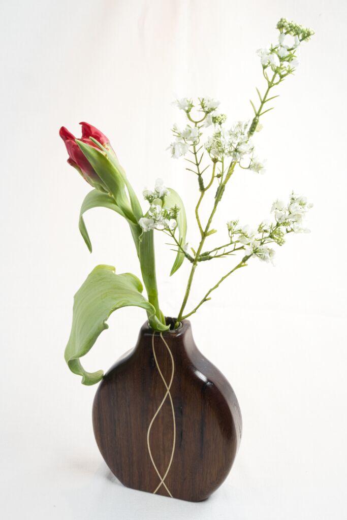 Handgefertigte Holzvase „Cross cut“ aus dunklem Indian Laurel mit hellen Ahorn-Intarsien und integriertem Glasröhrchen